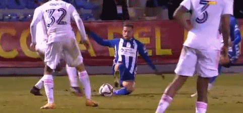 慢镜还原布朗尼秀强突隔扣2米11中锋：动作炸裂不输40岁老爹 太猛了